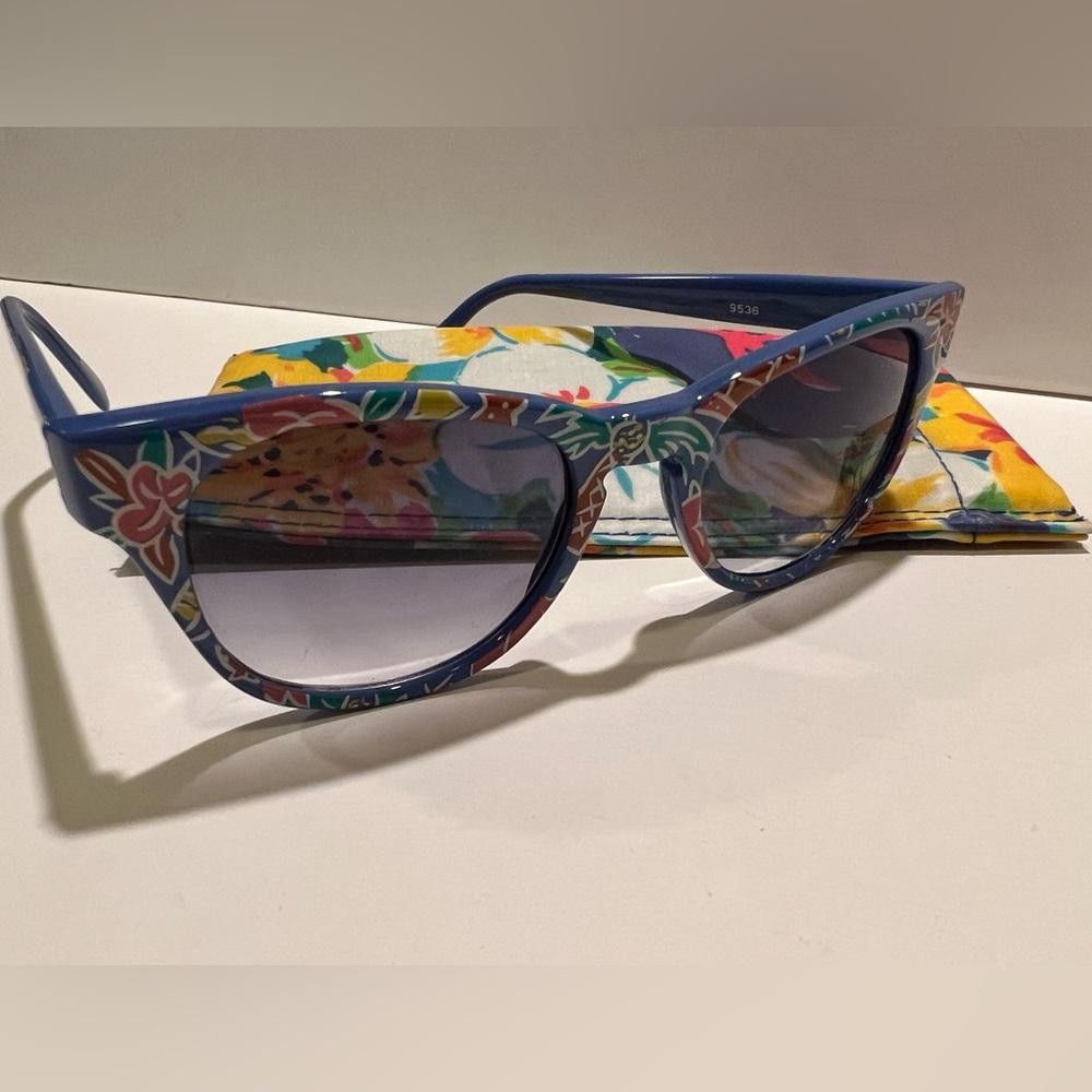 WOMEN’S KEN DONE FASHION SUNGLASSES & CASE.